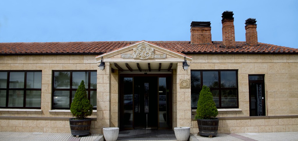 Trayectoria - Quienes Somos. Fachada de nuestro Restaurante El Oso y El Madroño I en Peñaranda de Bracamonte Salamanca